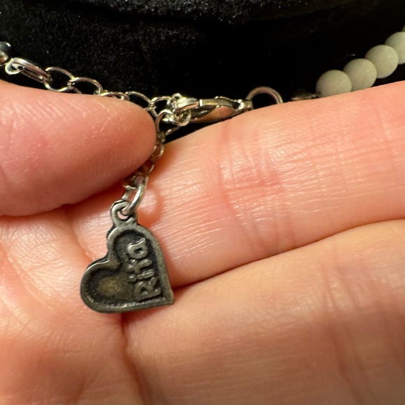 White coral beads and flower choker with crystal center stone. - Picture 4 of 5